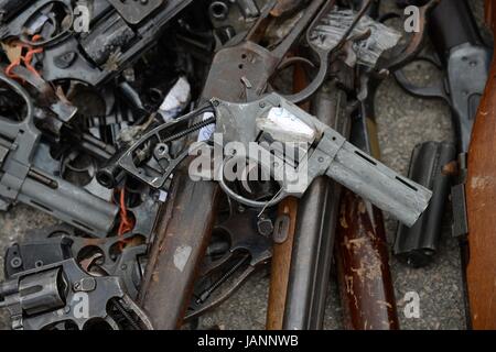 Polizei vorzubereiten, mehr als 4000 Schusswaffen beschlagnahmt von Kriminellen in den vergangenen zwei Jahren 2. Juni 2017 in Rio De Janeiro, Brasilien zu zerstören.   (Foto: Tania Rego/Agentur Brasil über Planetpix) Stockfoto