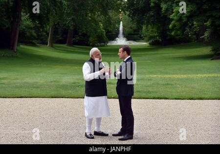 Indische Premierminister Narendra Modi, plaudert links, mit der französische Präsident Emmanuel Macron bei einem Garten Spaziergang im Elysee-Palast 3. Juni 2017 in Paris, Frankreich. Stockfoto