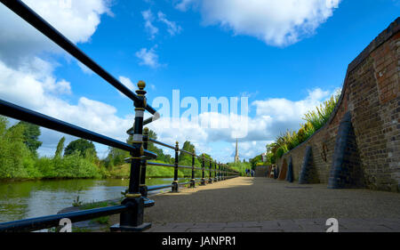 Ein Blick auf den Fluss Severn in Richtung der Stadt in Worcester, Großbritannien Stockfoto