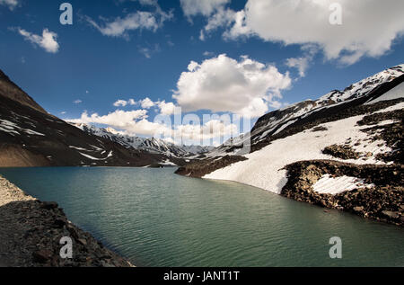 Dramatische Landschaft der schneebedeckten Berge und den See in großer Höhe in der rauen Umgebung im indischen Himalaya auf die Manali Leh Road Stockfoto