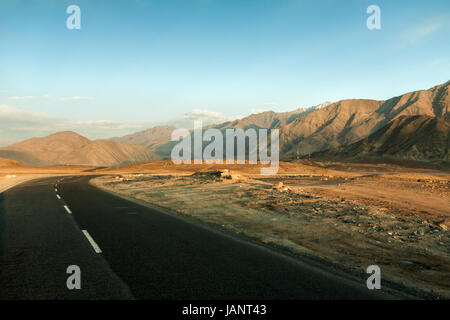Straße Reise durch Ladakh und seine Himalaya Wüste und Landschaft auf 3.500 Metern Höhe. Großer Höhe Wüstenregion mit schönen Straße zu reisen Stockfoto