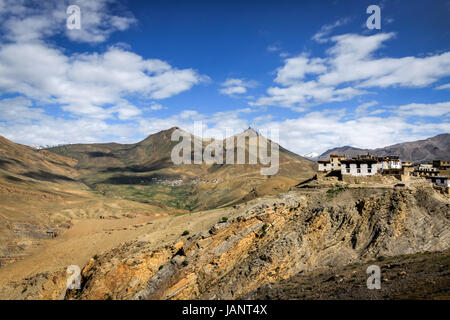 Schlamm Häuser im Dorf Kibber mit Hikkim Dorf im Hintergrund an den Hängen des Himalaya-Gebirges. Die höchste befahrbare Dörfer der Welt Stockfoto