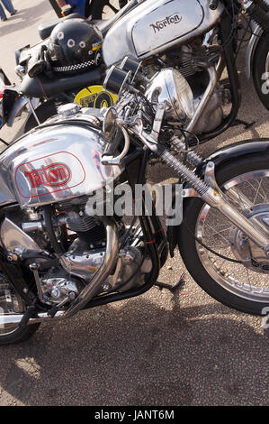 Triton und Norton Cafe Racer klassische Motorräder Stockfoto