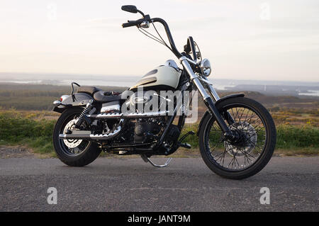 Individuelle Harley Davidson Wide Glide Motorrad auf dem Lande Stockfoto