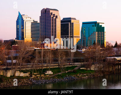 Sacramento-Skyline bei Sonnenuntergang Stockfoto