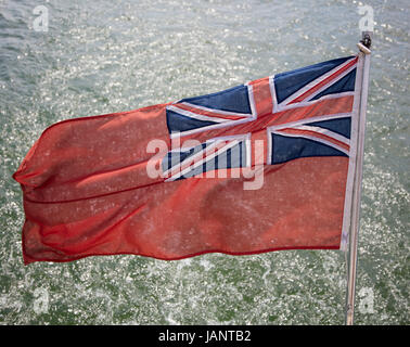 Red Ensign Fahne vom Heck des Schiffes Stockfoto