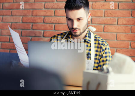 Fokus-Kellner arbeiten mit Laptop in der bar Stockfoto
