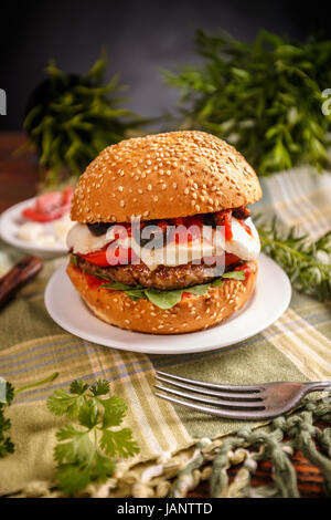 Nahaufnahme von Speck Burger mit Rindfleisch patty Stockfoto
