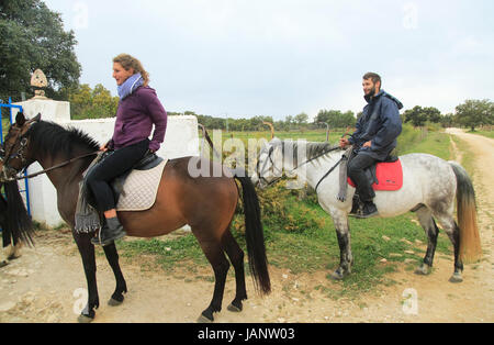 Junger Mann und Frau Reiten in der Landschaft in der Nähe von Ronda, Malaga Provinz, Sp Stockfoto