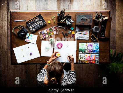 Luftaufnahme des Künstlers Frau Blume auf Papier zeichnen Stockfoto