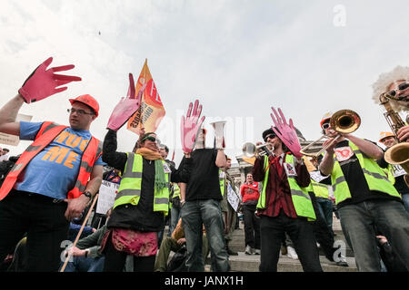 Anti-Cuts Protest über 250.000 Demonstranten März in London Kürzung der öffentlichen Ausgaben der Koalition zu widersetzen sieht. Stockfoto