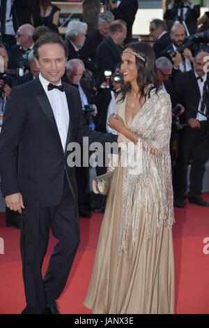 Vincent Perez mit seiner Frau Karine Silla Ankunft auf dem roten Teppich für den Film "Based on a True Story" 70. Cannes Film Festival 27. Mai 2017 Foto Jacky Godard Stockfoto