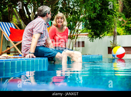 Senior paar Sommerzeit am Pool gemeinsam genießen Stockfoto