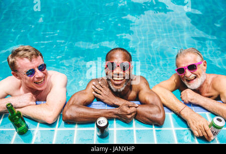 Gruppe von vielfältigen senior Männer genießen den Pool zusammen Stockfoto