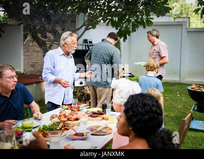 Gruppe von unterschiedlichen Menschen Grillparty zusammen genießen Stockfoto