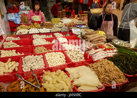 Asiatischen Lebensmittelgeschäft, Chun Yeung Street Market, Hongkong, China, Hong Kong Island, North Point Stockfoto