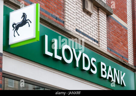 Lloyds Bank Black Horse Zeichen und Namen über eine Filiale der Bank in Großbritannien. Stockfoto