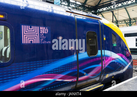 Hull 2017 UK Stadtkultur Logo auf einem Rumpf Züge Klasse 180 Adelante Zug am Bahnhof Hull Paragon. Stockfoto