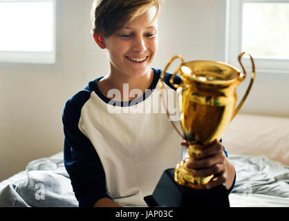 Kaukasische junge Trophäe fröhliche Glück halten Stockfoto