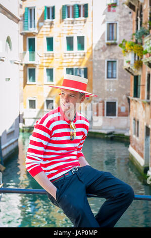 Venedig, Italien - ca. APRIL 2013: Venezianischen Gondoliere im traditionellen rot-weiß gestreiften Hemd Stockfoto