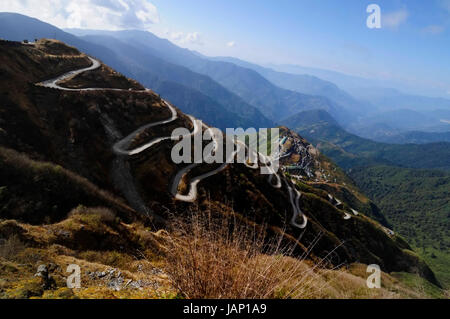 Kurvige Straßen auf der alten Seidenstraße, Seide Handelsroute zwischen China und Indien, Sikkim Stockfoto