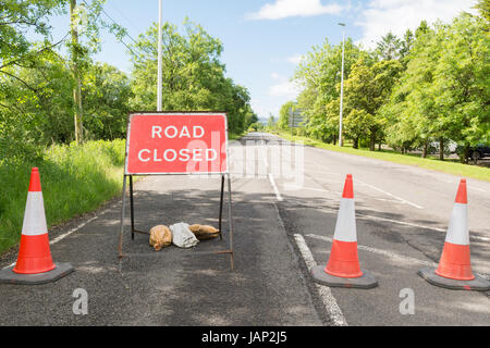 Straße und Straße weiter geschlossen Zeichen auf A81 in der Nähe von Balfron Station, Stirlingshire, Schottland, Vereinigtes Königreich Stockfoto