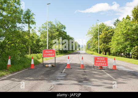 Straße und Straße weiter geschlossen Zeichen auf A81 in der Nähe von Balfron Station, Stirlingshire, Schottland, Vereinigtes Königreich Stockfoto