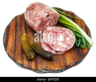 Brawn und sauren Gurken auf Holzbrett isoliert auf weißem Hintergrund Stockfoto