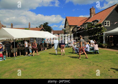 Menschen im Sommer Village fete, Thorpeness, Suffolk, England, UK Stockfoto