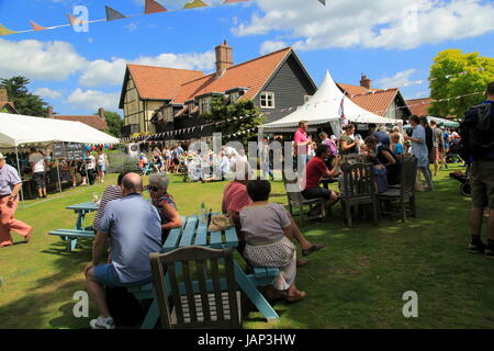 Menschen im Sommer Village fete, Thorpeness, Suffolk, England, UK Stockfoto