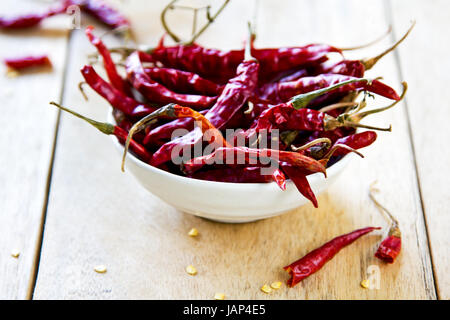 Getrocknete rote Thai Chilis in einer kleinen Schüssel Stockfoto