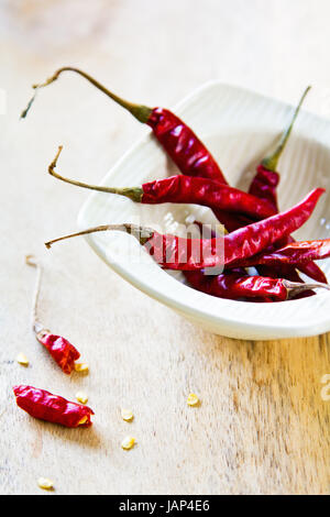 Getrocknete rote Thai Chilis in einer kleinen Schüssel Stockfoto