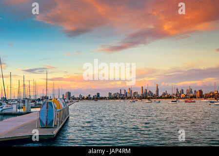 Skyline von Melbourne gesehen von St. Kilda Beach, Victoria, Australien Stockfoto