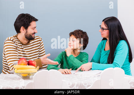 Eltern sind ihren Sohn zu Hause unterrichtet. Stockfoto