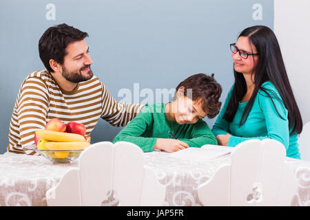 Eltern sind ihren Sohn zu Hause unterrichtet. Stockfoto