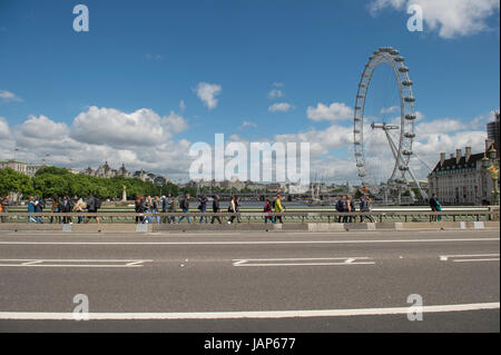 Barrieren errichtet auf Westminster Bridge als Gegenmaßnahme Terrorismus nach Anschlägen auf Fußgänger mit Fahrzeugen in London, UK Stockfoto