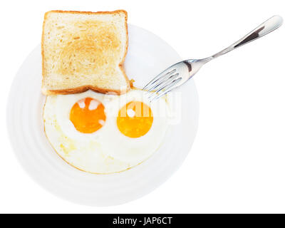 frischen Toast und zwei Spiegeleier auf weißen Teller isoliert auf weißem Hintergrund Stockfoto