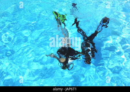 Tauchausbildung in einem Schwimmbad Stockfoto