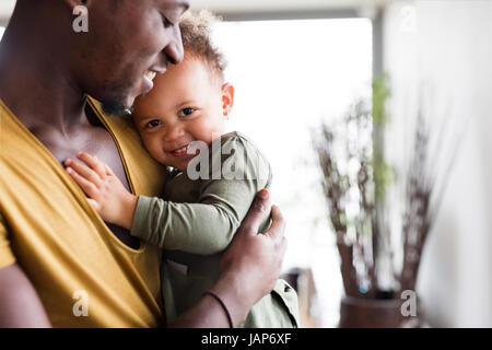 Jungen afroamerikanischen Vater mit seiner kleinen Tochter zu Hause. Stockfoto