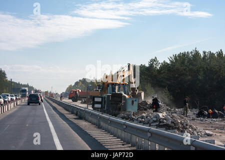 Perm, Russland - September 24.2016: Reparatur-arbeiten und die Warnzeichen auf der Straße Stockfoto