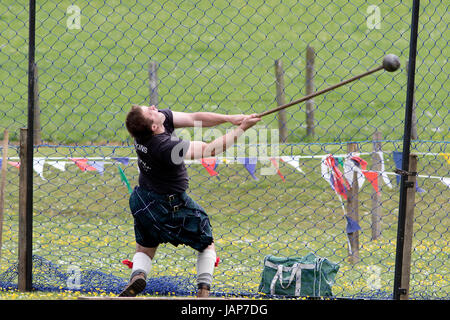 Cornhill, Schottland - 3. Juni 2017: ein Konkurrent im Hammerwurf an den Highland Games in Cornhill, Schottland. Stockfoto