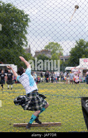 Cornhill, Schottland - 3. Juni 2017: ein Konkurrent im Hammerwurf an den Highland Games in Cornhill, Schottland. Stockfoto