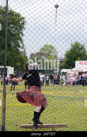 Cornhill, Schottland - 3. Juni 2017: ein Konkurrent im Hammerwurf an den Highland Games in Cornhill, Schottland. Stockfoto