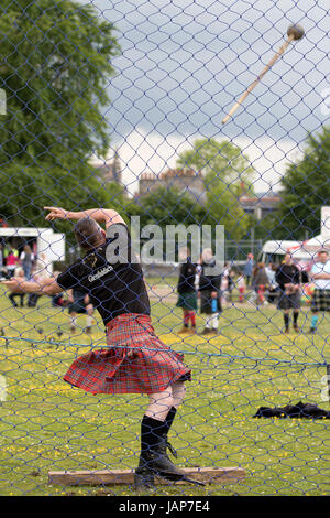 Cornhill, Schottland - 3. Juni 2017: ein Konkurrent im Hammerwurf an den Highland Games in Cornhill, Schottland. Stockfoto