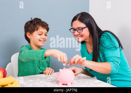 Mutter lehrt ihren Sohn wie um Geld zu sparen. Stockfoto