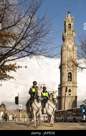 Berittene Polizei unter Clerigos Turm, Porto, Portugal Stockfoto