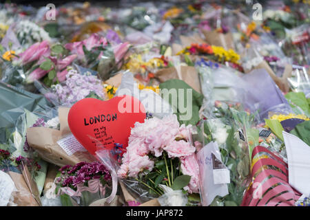 London, UK. 7. Juni 2017. Blumen in Gedenken an die Opfer der London Brücke Terrorangriff Credit gelegt: David Garcia/Alamy Live News Stockfoto