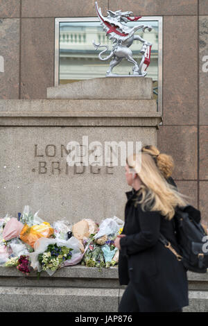 London, UK. 7. Juni 2017. Blumen in Gedenken an die Opfer der London Brücke Terrorangriff Credit gelegt: David Garcia/Alamy Live News Stockfoto