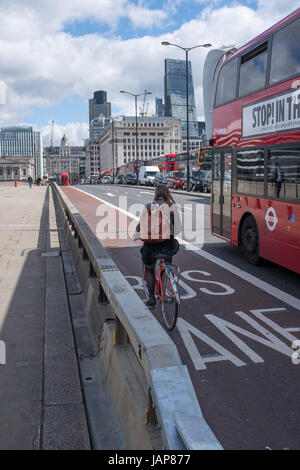 London, UK. 7. Juni 2017. Neue Sicherheitsbarrieren auf London Brücke Kredit: David Garcia/Alamy Live News Stockfoto