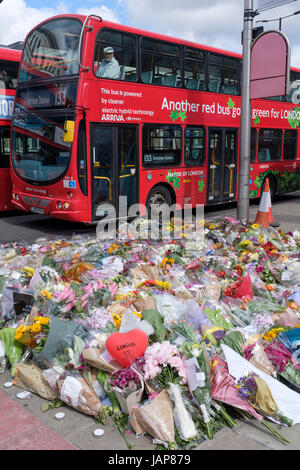 London, UK. 7. Juni 2017. Blumen in Gedenken an die Opfer der London Brücke Terrorangriff Credit gelegt: David Garcia/Alamy Live News Stockfoto